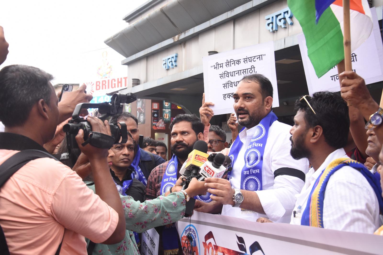 भीम सैनिक संगठन ने मांग की कि सामाजिक सद्भाव बनाए रखने के लिए इस नाटक के प्रदर्शन पर तत्काल प्रतिबंध लगाया जाए.