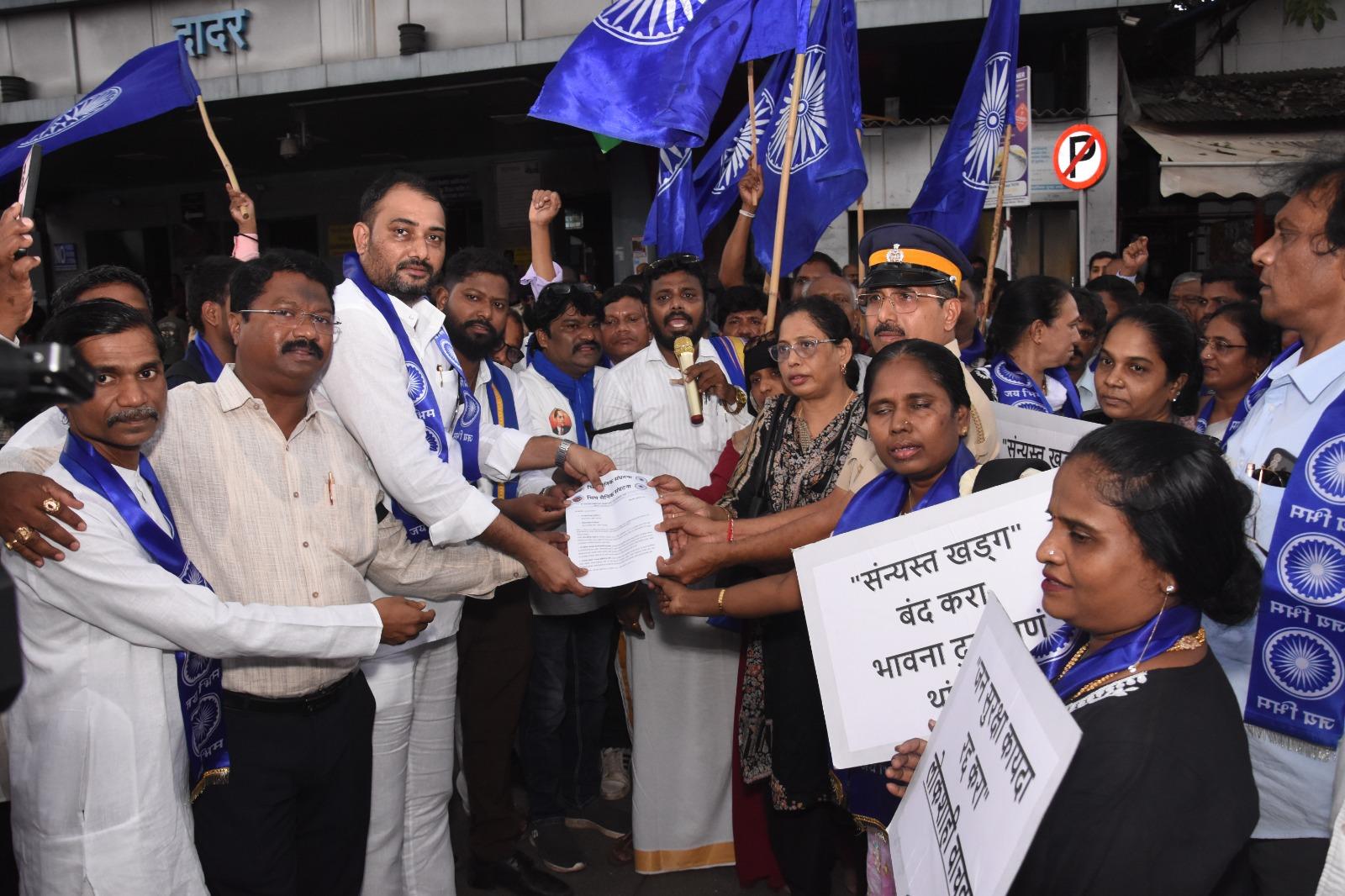 संगठन ने कहा, “हम डॉ. बाबासाहेब आंबेडकर द्वारा दिए गए संविधान की रक्षा और सामाजिक समरसता के लिए यह मार्च आयोजित कर रहे हैं. 