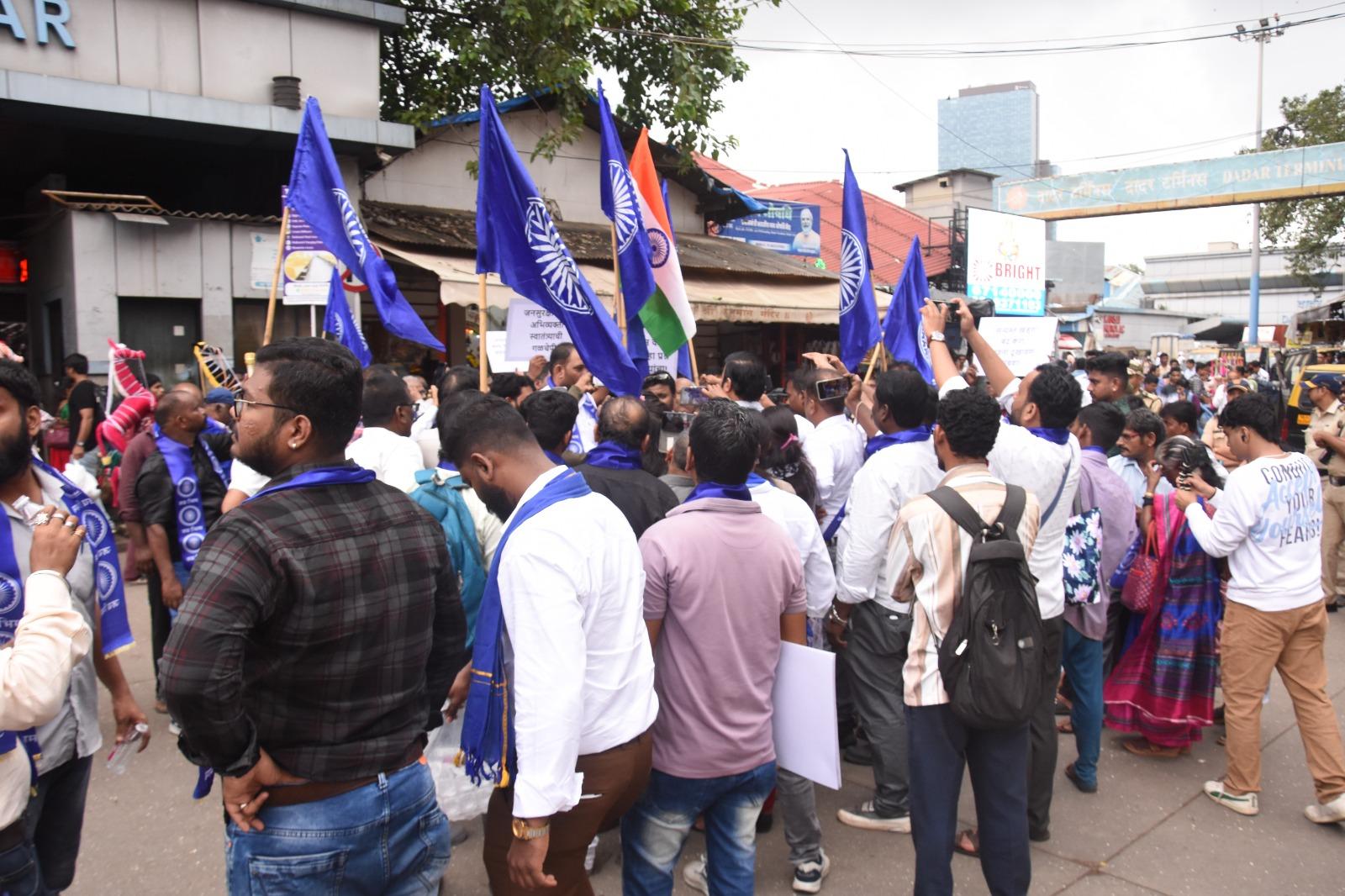 मार्च के दौरान एक अन्य प्रमुख मुद्दा रहा — वर्तमान में प्रदर्शित नाटक “संन्यस्त खड्ग”. संगठन का आरोप है कि यह नाटक सामाजिक और धार्मिक भावनाओं को आहत कर रहा है, जिससे समाज में तनाव और अशांति फैलने का खतरा है. 