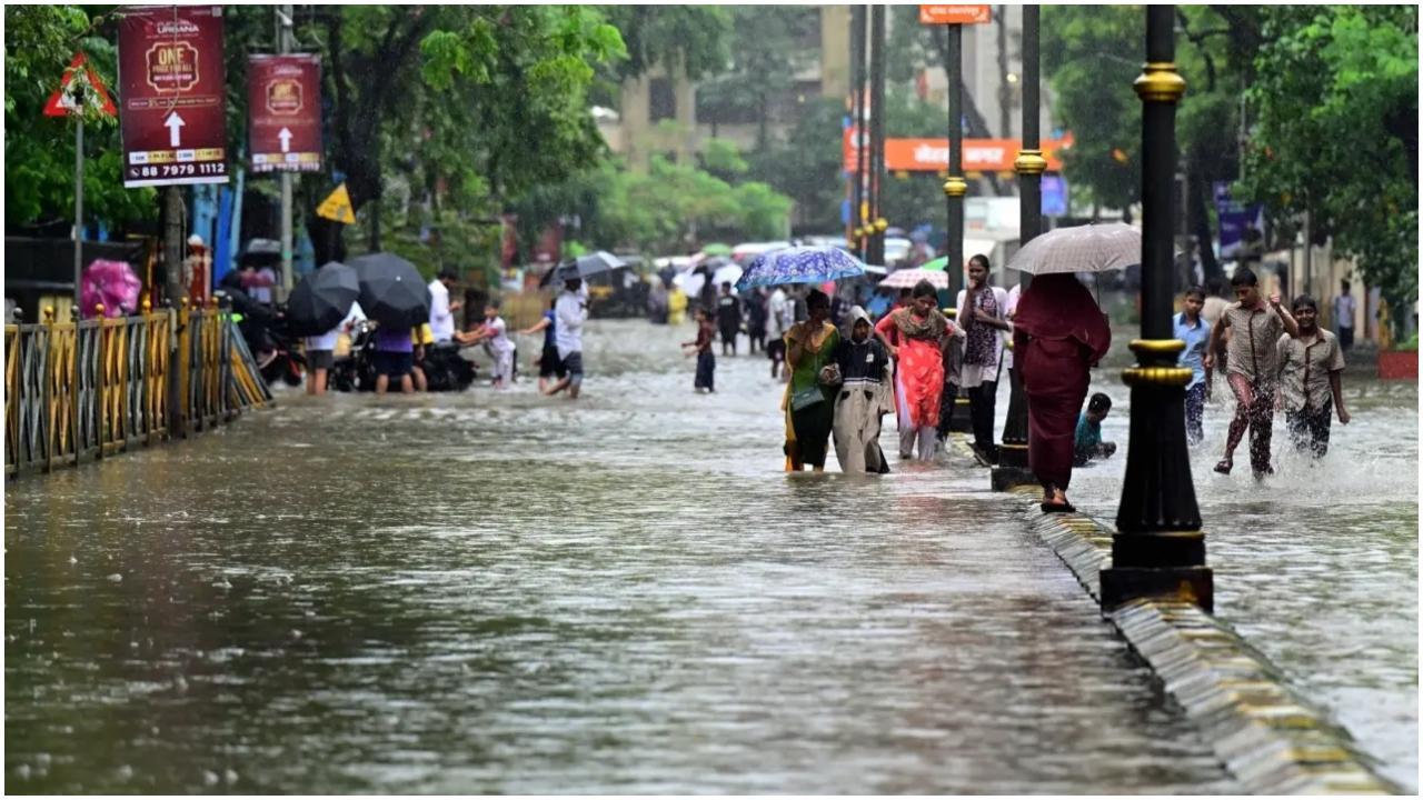 मुंबई में सोमवार को भी भारी बारिश जारी रही. तस्वीर/शादाब खान