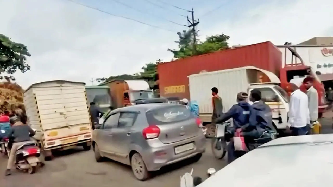 काम पर आठ घंटे की शिफ्ट के बाद, कई यात्रियों को दैनिक आधार पर आठ घंटे और भारी ट्रैफिक का सामना करना पड़ता है.