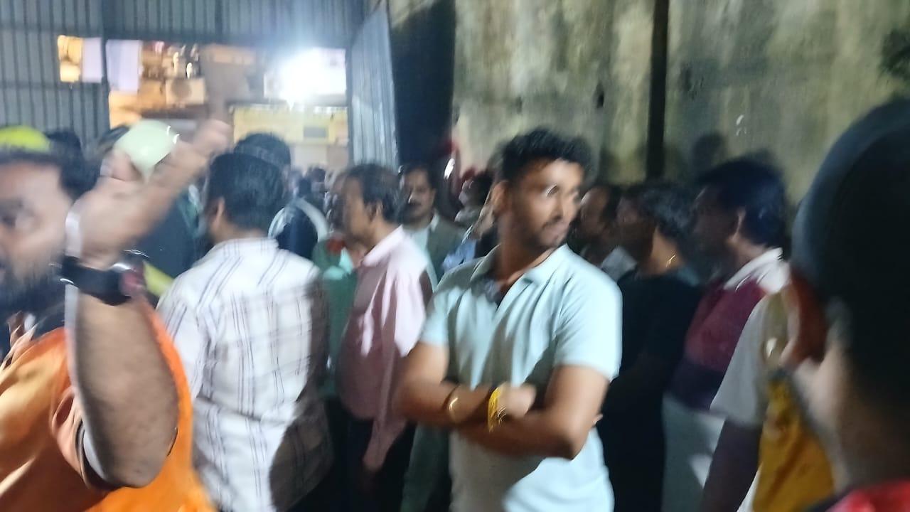 बावजूद इसके, रखरखाव और मरम्मत के अभाव में लोग यहाँ रहने को मजबूर हैं. उन्होंने कहा कि मुंबई में हजारों पगड़ी और चॉल टाइप इमारतें हैं जो इसी तरह खस्ताहाल स्थिति में खड़ी हैं और किसी बड़े हादसे का इंतज़ार कर रही हैं. इस घटना ने एक बार फिर दक्षिण मुंबई की पुरानी इमारतों की सुरक्षा पर गंभीर सवाल खड़े कर दिए हैं. हर साल मॉनसून में कई जर्जर इमारतें ढहने या दरारें आने की घटनाएँ सामने आती हैं. 