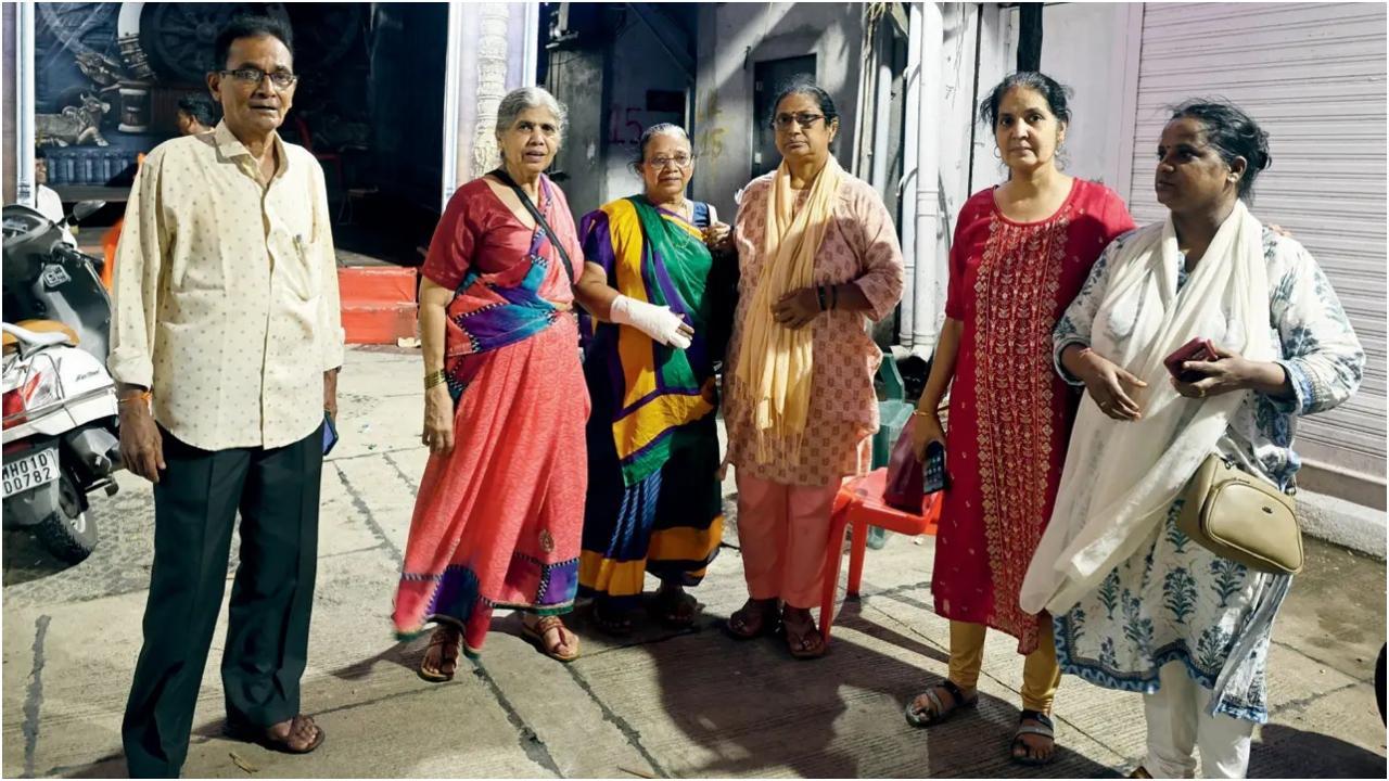 ढह गई चुन्नीवाला इमारत के निवासी सोमवार को गिरगाँव स्थित म्हाडा कार्यालय में स्थानांतरण प्रक्रिया शुरू करने के लिए पहुँचे. तस्वीरें/आशीष राजे