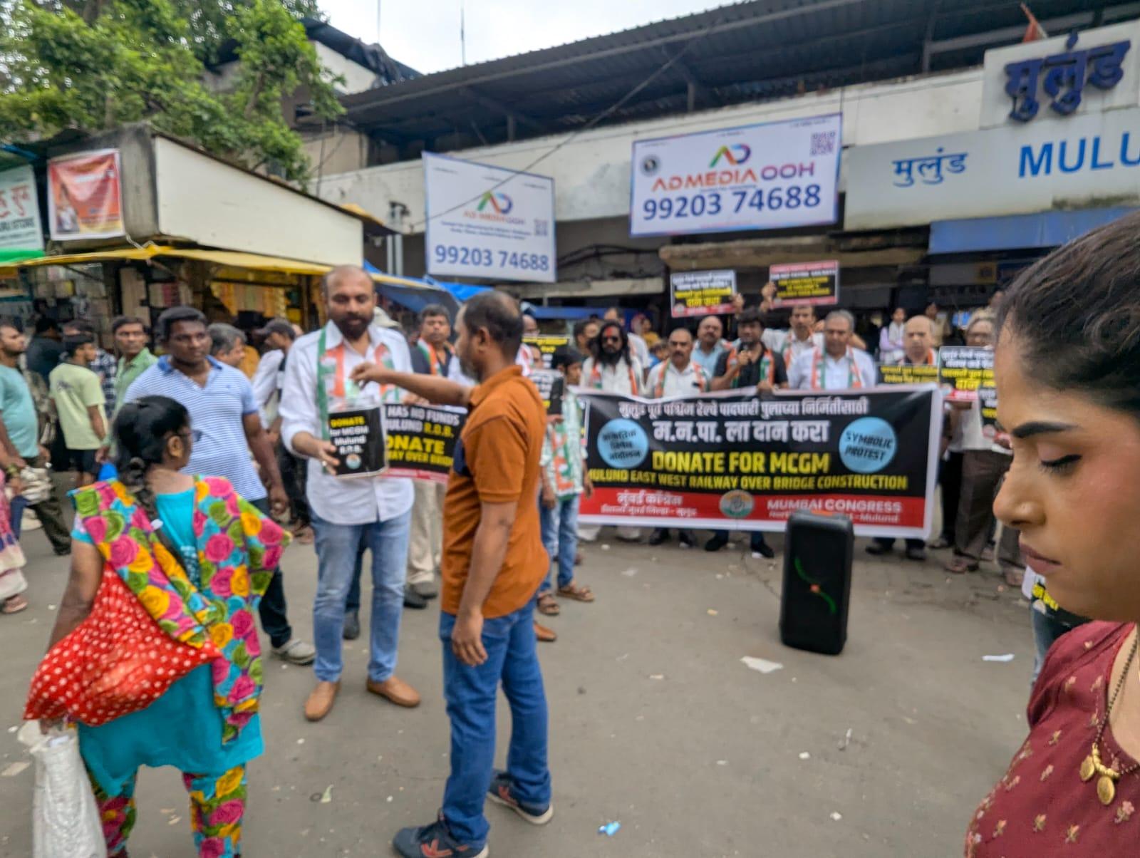 यात्रियों की जान जोखिम में: मुलुंड जैसे व्यस्त स्टेशन पर फुटओवर ब्रिज का अधूरा होना किसी त्रासदी से कम नहीं. यात्रियों को ट्रैक पार करके दूसरी तरफ जाना पड़ता है, जिससे हर दिन जान जोखिम में रहती है. कई बार मामूली चूक हादसे में बदल सकती है, लेकिन प्रशासन आंखें मूंदे बैठा है.