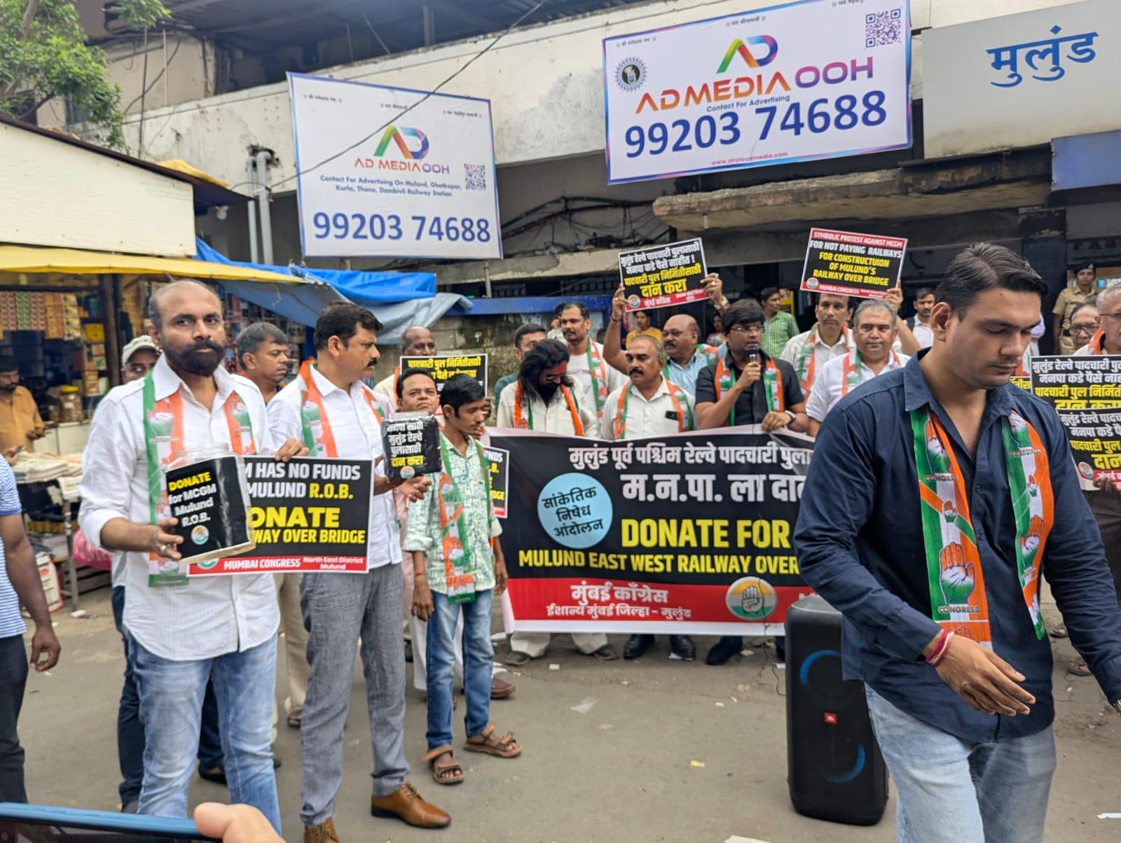 जनता से चंदा लेकर किया प्रतीकात्मक विरोध: प्रदर्शन की खास बात यह रही कि मुंबई कांग्रेस के सचिव राजेश इंगले और  कार्यकर्ताओं ने प्रतीकात्मक रूप से जनता से चंदा इकट्ठा करके ब्रिज निर्माण के लिए आर्थिक सहयोग जुटाने का प्रयास किया. 
