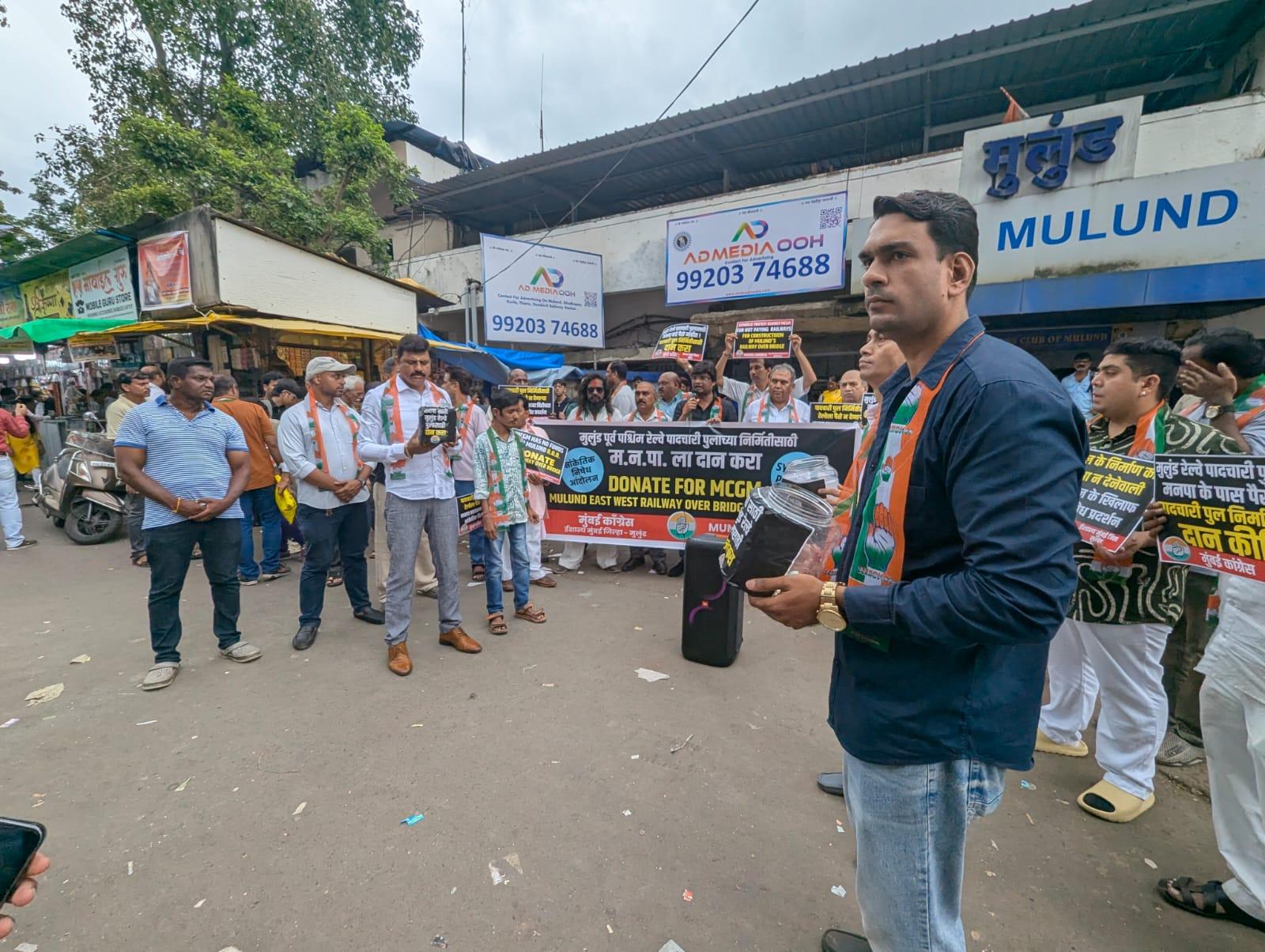 मुंबई कांग्रेस के सचिव राजेश इंगले ने कहा कि मुलुंड पूर्व-पश्चिम रेलवे ओवरब्रिज का निर्माण बीएमसी द्वारा आवश्यक फंड जारी न करने के कारण वर्षों से अधर में लटका है. इस लापरवाही के चलते लाखों यात्रियों को रोजाना भारी परेशानी उठानी पड़ रही है.