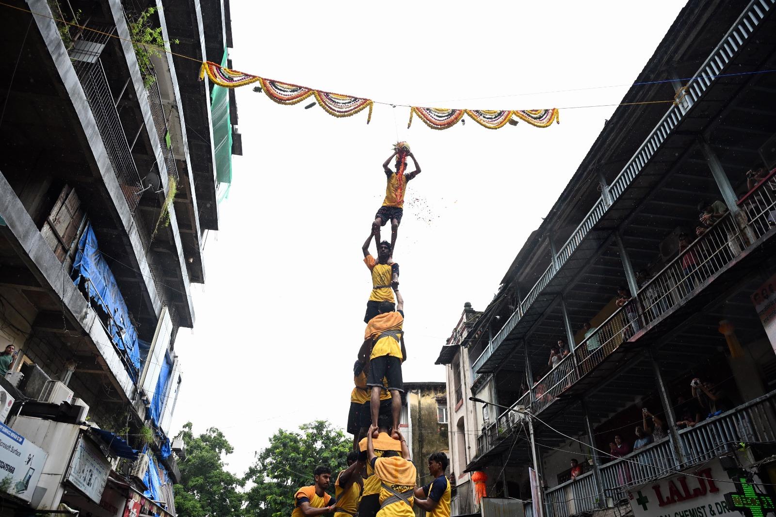 नगर निगम अधिकारियों ने बताया कि ज़्यादातर घायलों की हालत में सुधार हो रहा है.