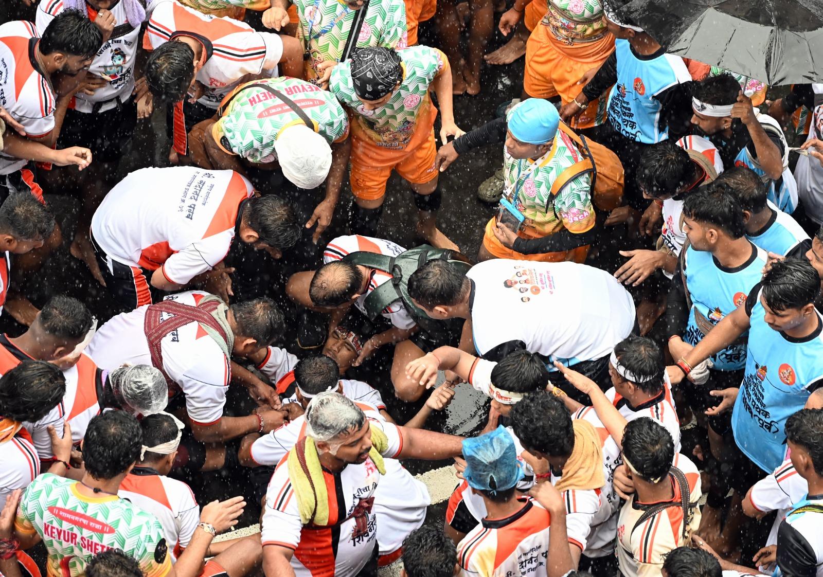 दही हांडी उत्सव भगवान कृष्ण की बाल लीलाओं का प्रतीक माना जाता है और मुंबई-ठाणे में इसे जोश के साथ मनाया जाता है. हालांकि, हादसों ने एक बार फिर इस पर्व की सुरक्षा व्यवस्थाओं पर सवाल खड़े कर दिए हैं.