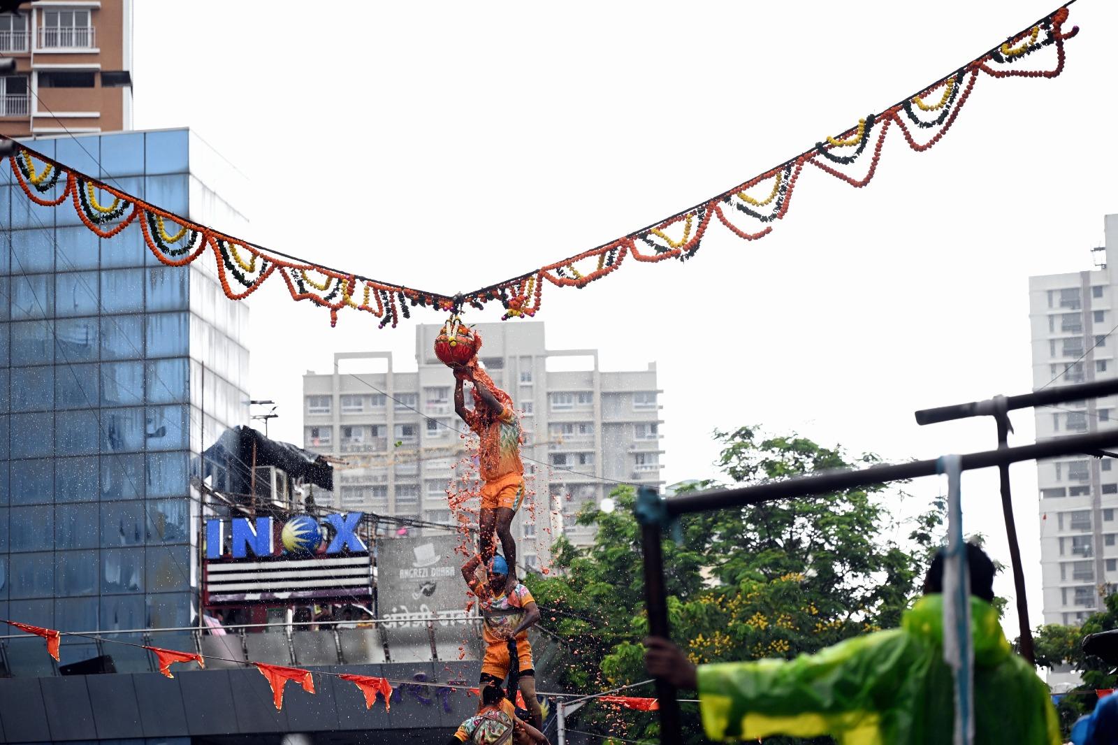 उन्हें तुरंत गोवंडी के शताब्दी अस्पताल ले जाया गया, जहाँ डॉक्टरों ने मृत घोषित कर दिया.