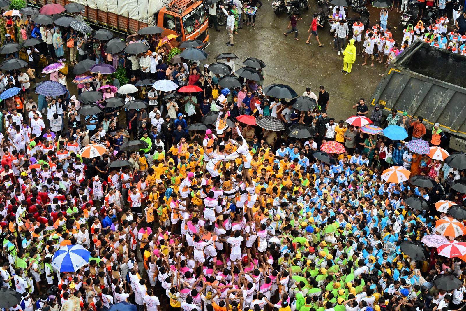 गोविंदा पाठक अपनी पिरामिड निर्माण तकनीक में निपुणता हासिल करने के लिए हफ़्तों तक प्रशिक्षण लेते हैं.