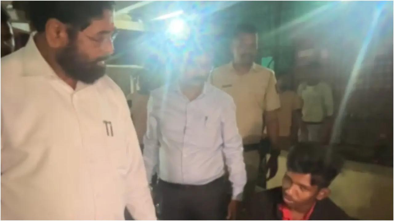 एकनाथ शिंदे ने अपना काफिला रुकवाया और घायल बाइक सवार की मदद के लिए दौड़ पड़े. तस्वीर/वीडियो