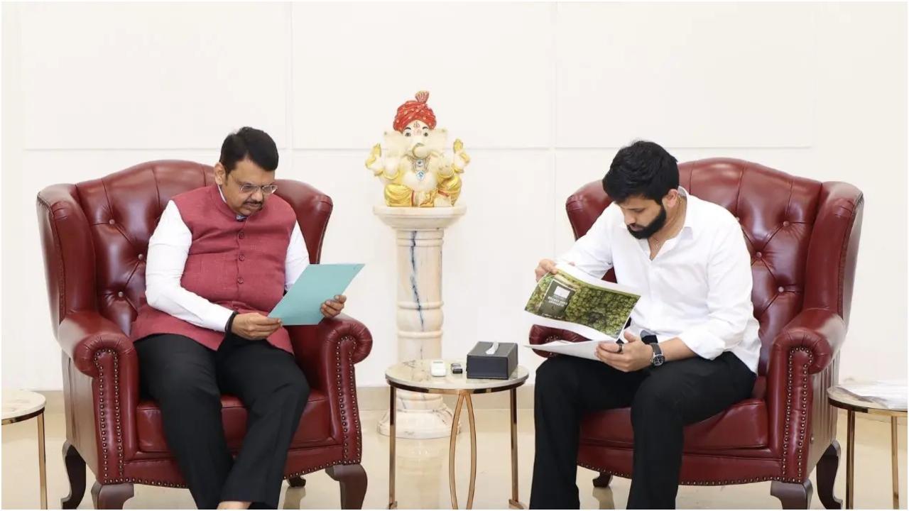 सीएम फडणवीस ने अपने एक्स पोस्ट में यह भी बताया कि वंतारा टीम नंदनी के पास हाथी के लिए एक पुनर्वास केंद्र बनाने के लिए तैयार है. तस्वीर/ @CMOMaharashtra ON X