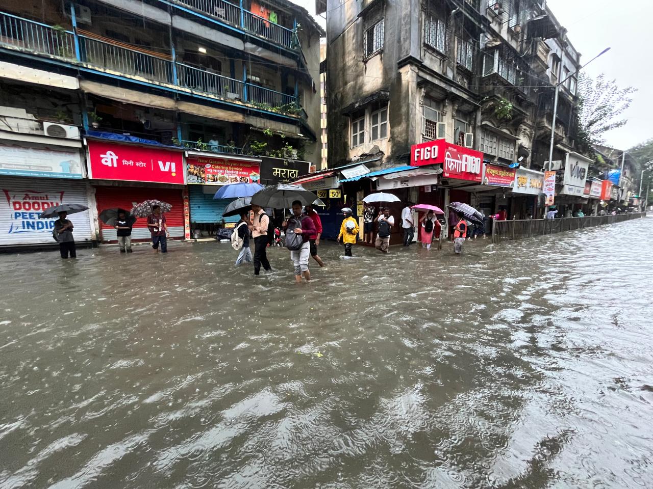 बीएमसी की ओर से दावा किया गया है कि जलनिकासी के लिए टीमें लगातार काम कर रही हैं. पंपिंग स्टेशनों को फुल क्षमता पर चलाया जा रहा है ताकि पानी की निकासी जल्द से जल्द हो सके. हालांकि, लगातार बारिश ने राहत के प्रयासों को मुश्किल बना दिया है.