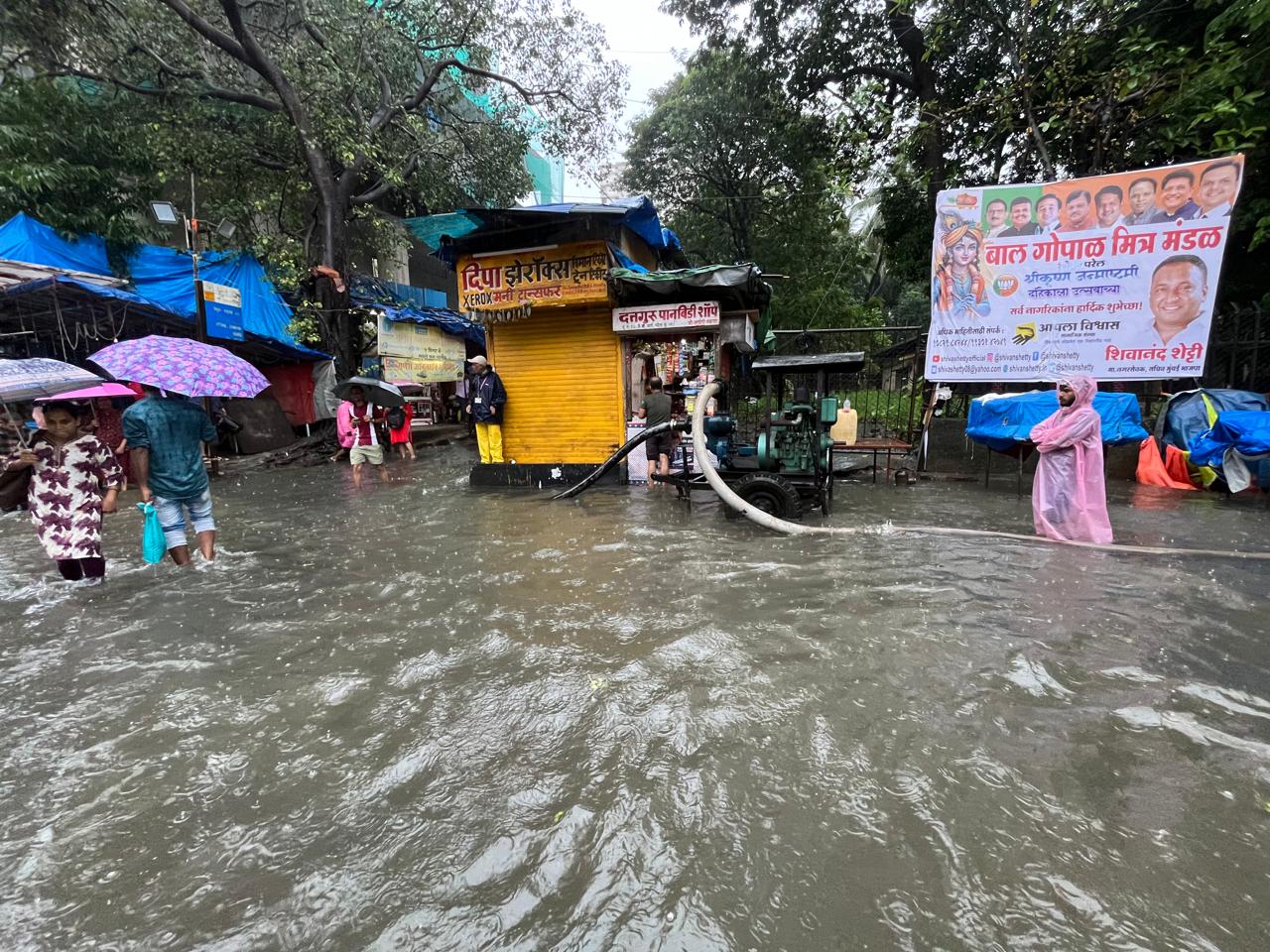 दोपहिया और चारपहिया वाहन भी पानी में आधे डूबे हुए नजर आए. 