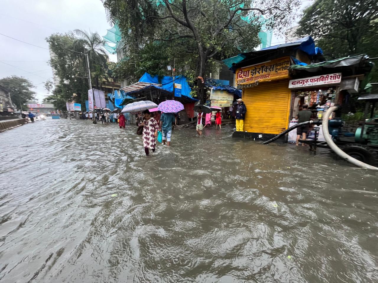 स्थानीय लोगों का कहना है कि पिछले कई सालों से यहां बारिश के दौरान जलभराव की समस्या गंभीर बनी हुई है, लेकिन इस बार हालात और ज्यादा खराब दिख रहे हैं.