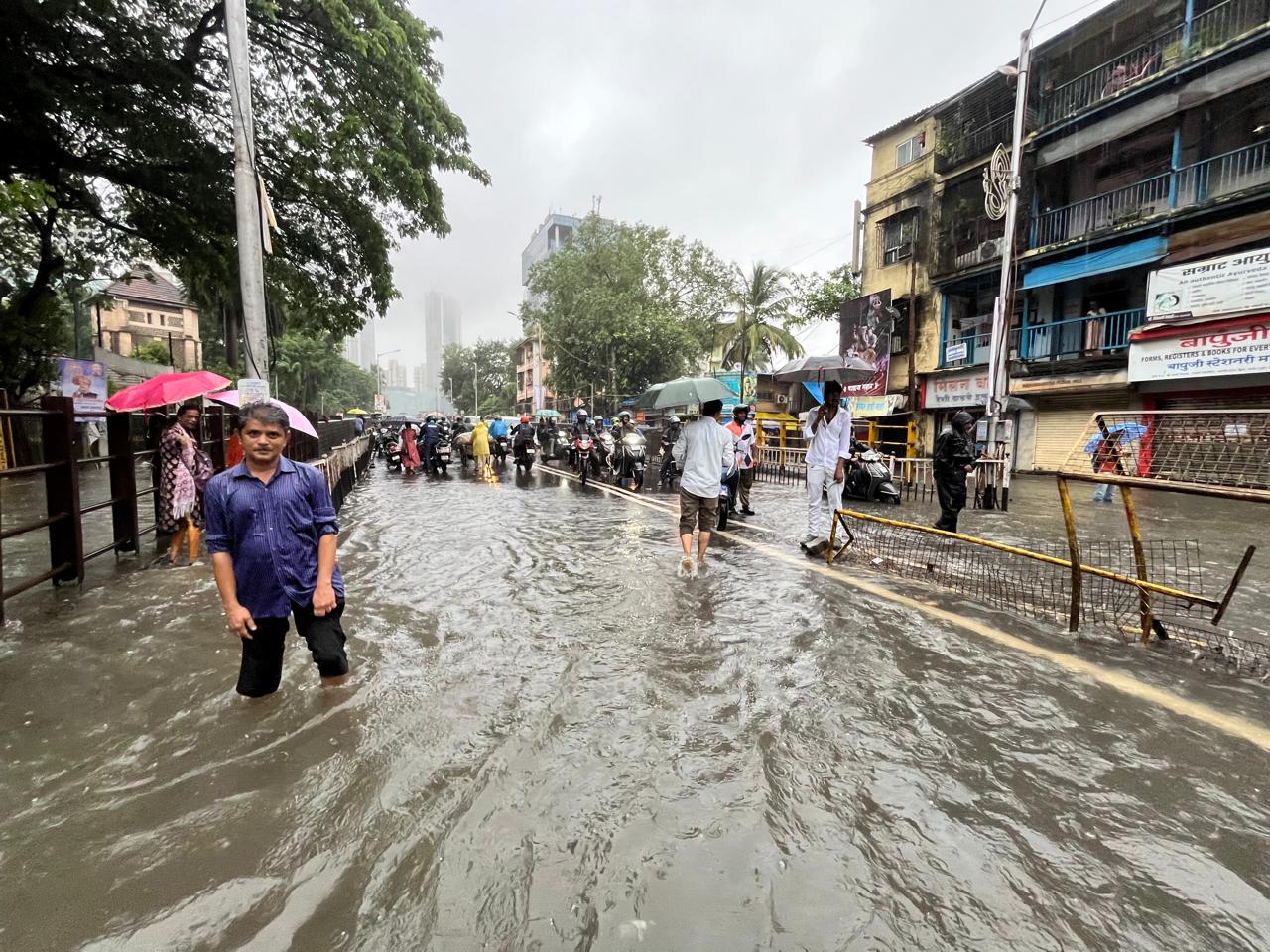 मुंबई में परेल एक महत्वपूर्ण व्यावसायिक इलाका है, जहां रोज़ाना लाखों लोग आते-जाते हैं. 