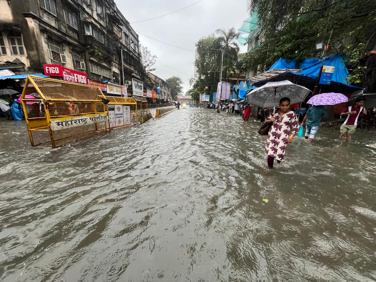 ऐसे में एलफिंस्टन ब्रिज पर पानी भरने से आवागमन पर गहरा असर पड़ा है. कई ऑफिस जाने वाले कर्मचारी घंटों ट्रैफिक जाम में फंसे रहे, वहीं लोकल ट्रेन सेवाओं पर भी दबाव बढ़ा.