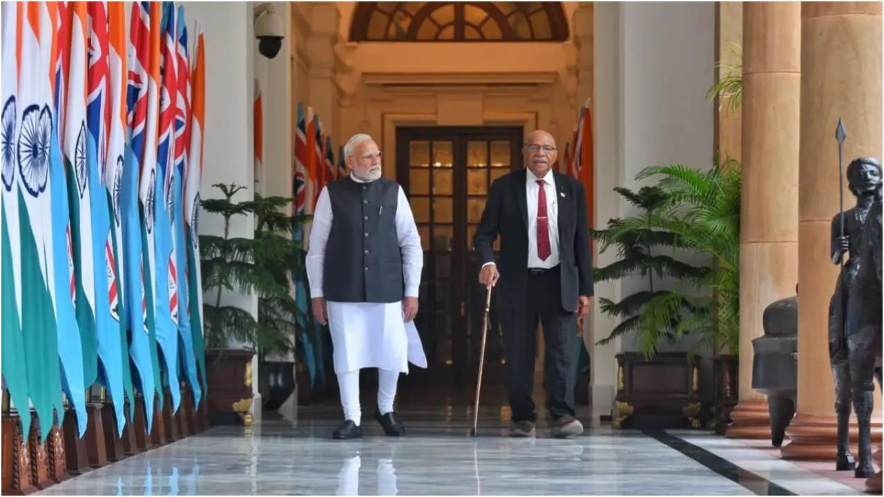 प्रधानमंत्री नरेंद्र मोदी फ़िजी के प्रधानमंत्री सिटिवेनी लिगामामादा राबुका के साथ हैदराबाद हाउस में प्रतिनिधिमंडल स्तर की वार्ता के लिए. तस्वीर/ @MEAIndia