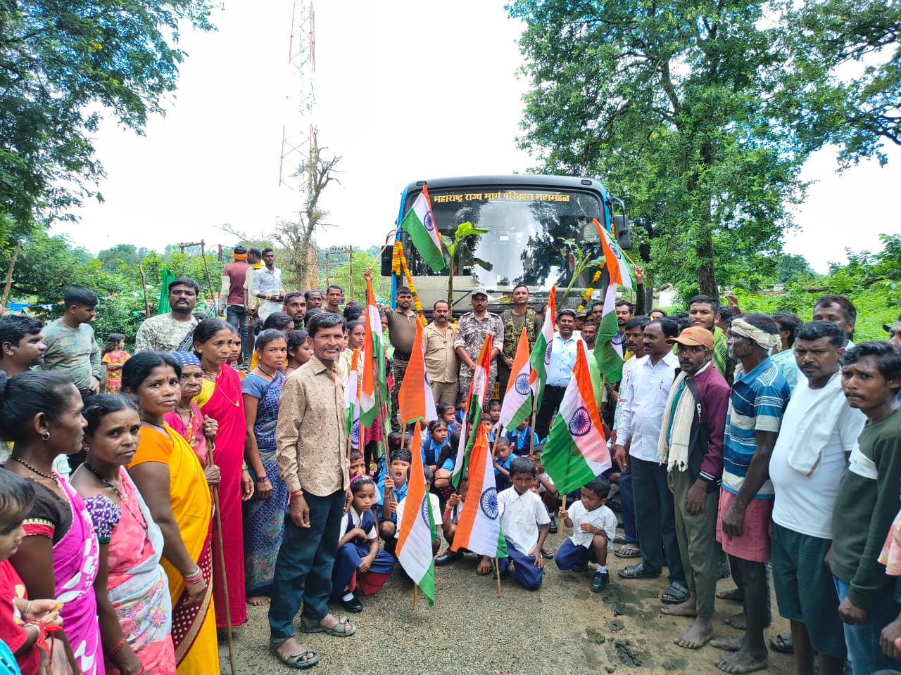 इस वर्ष की शुरुआत में भी गढ़चिरौली से कटेदारी, गट्टा से वंगेत्री और मरकानार से अहेरी के बीच बस सेवाएँ शुरू की गई थीं. अंबेशरी की यह बस सेवा उसी श्रृंखला की एक अहम कड़ी है. उद्घाटन समारोह में अतिरिक्त पुलिस अधीक्षक (संचालन) एम. रमेश, अतिरिक्त पुलिस अधीक्षक (प्रशासन) गोकुल राज जी., उप-विभागीय पुलिस अधिकारी (धनोरा) जगदीश पांडे और उप पुलिस अधीक्षक (संचालन) विशाल नागरगोजे सहित कई वरिष्ठ अधिकारी मौजूद रहे.
