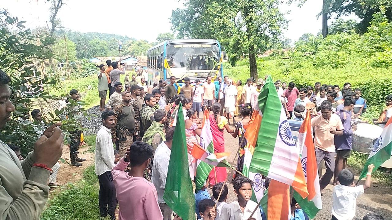 यह बस गढ़चिरौली से चलकर छतगांव, धनोरा, यरकद, मुरूमगांव, खेड़ेगांव, मंगेवाड़ा, जयसिंगटोला और मालेवाड़ा जैसे गांवों से होती हुई अंबेशरी तक जाएगी. इससे 15 से अधिक गांवों के लोग सीधे इस सेवा से जुड़ पाएँगे. अधिकारियों का मानना है कि इस पहल से न केवल ग्रामीणों को शिक्षा, स्वास्थ्य और सरकारी योजनाओं तक पहुँच आसान होगी, बल्कि बच्चों की स्कूल जाने की दैनिक पैदल दूरी भी काफी हद तक कम होगी.
