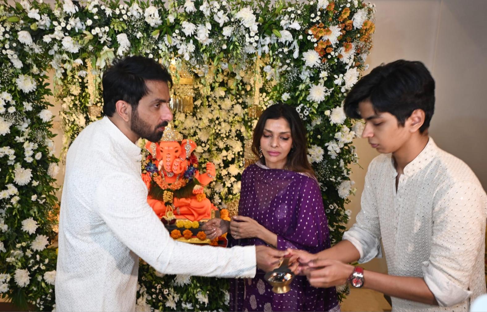 गणेश चतुर्थी पर सोनू सूद के घर कई करीबी रिश्तेदार और मित्र भी पहुंचे और बाप्पा के दर्शन किए. 