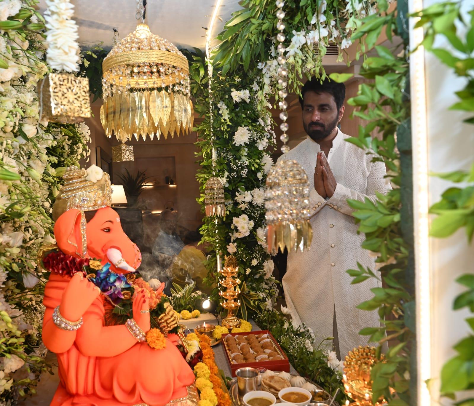 परिवार के सभी सदस्य पारंपरिक परिधानों में नजर आए. सोनू सूद ने सफेद कुर्ता-पायजामा पहन रखा था, वहीं उनके माता-पिता और रिश्तेदारों ने भी पारंपरिक परिधान धारण किए.