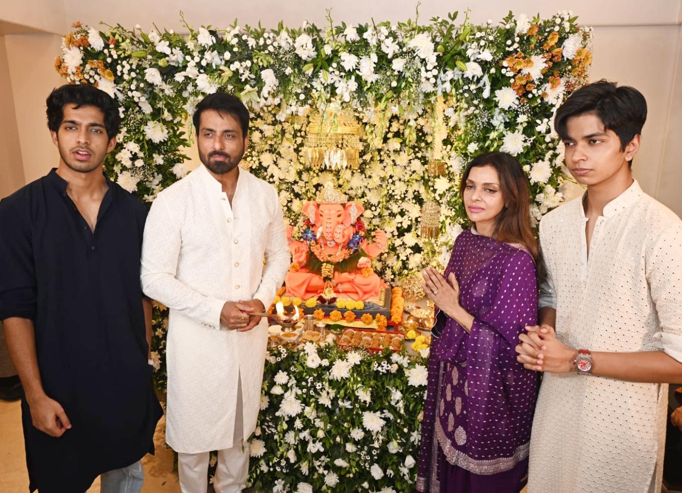 उन्होंने कहा, “गणपति बाप्पा हमारे परिवार के संरक्षक हैं. उनकी मौजूदगी हमें सकारात्मक ऊर्जा और नई शुरुआत का आशीर्वाद देती है.”