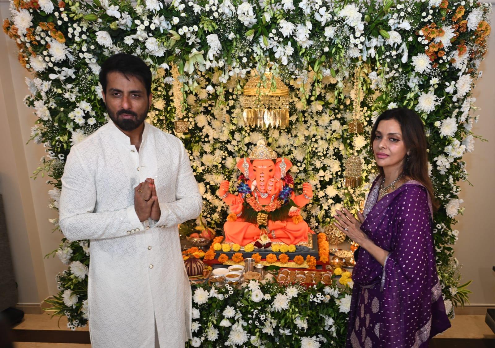 गंगोत्री बंगले में गणेशोत्सव के अवसर पर पूरे घर को रंग-बिरंगी लाइट्स और फूलों से सजाया गया है. 