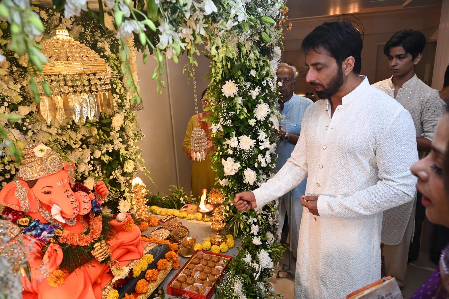 बता दें कि सोनू सूद न केवल एक सफल अभिनेता हैं, बल्कि अपनी दरियादिली और समाजसेवा के लिए भी जाने जाते हैं. कोरोना महामारी के दौरान उन्होंने हजारों ज़रूरतमंदों की मदद कर करोड़ों दिलों में जगह बनाई थी. इस बार भी उनके घर गणपति बाप्पा का आगमन फैंस और भक्तों के लिए खास आकर्षण बना हुआ है.