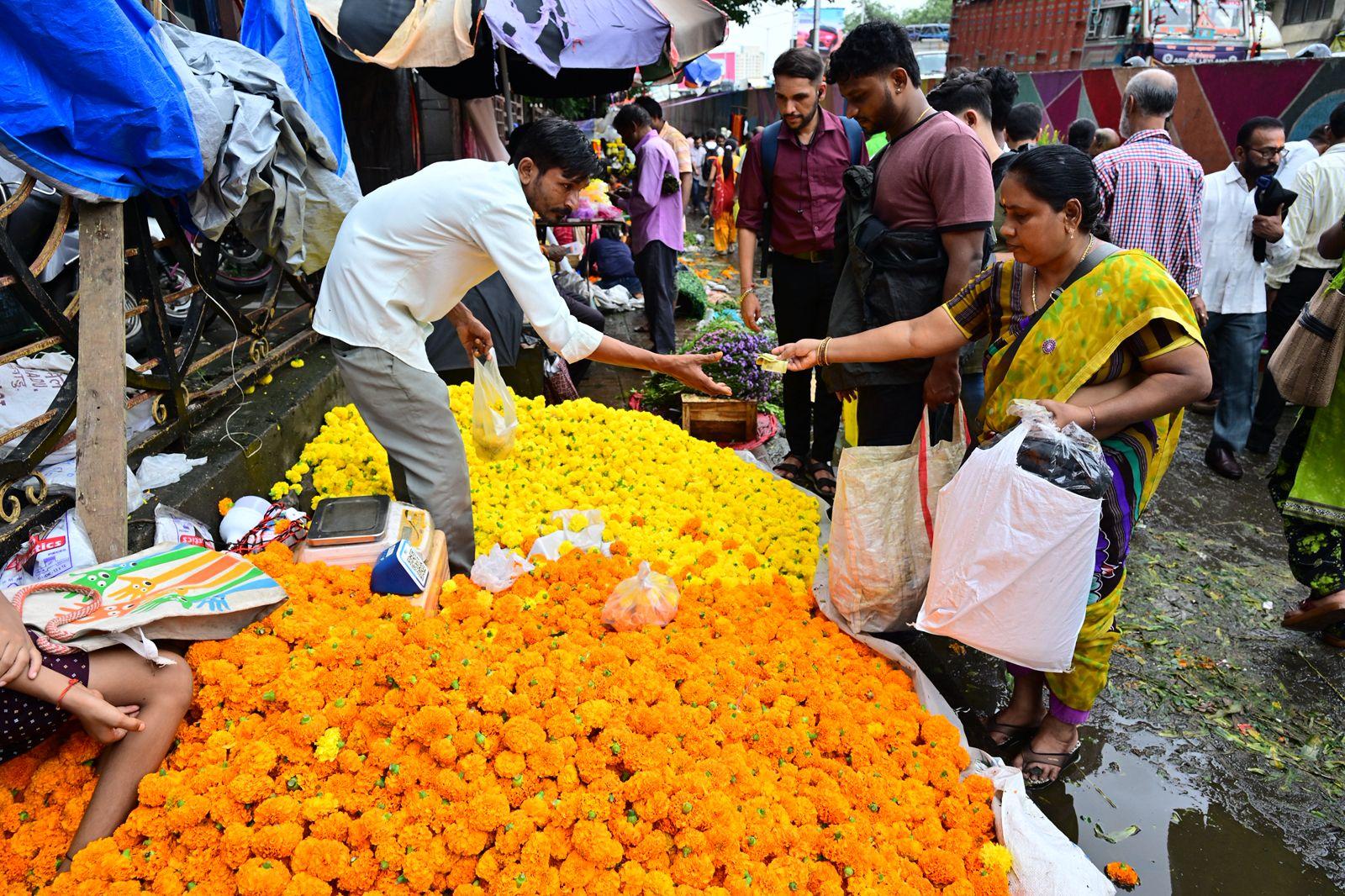 मुंबई में हर साल की तरह इस बार भी फूलों की चमक और बप्पा के जयकारों ने त्योहार का माहौल और भी रौनकदार बना दिया है.