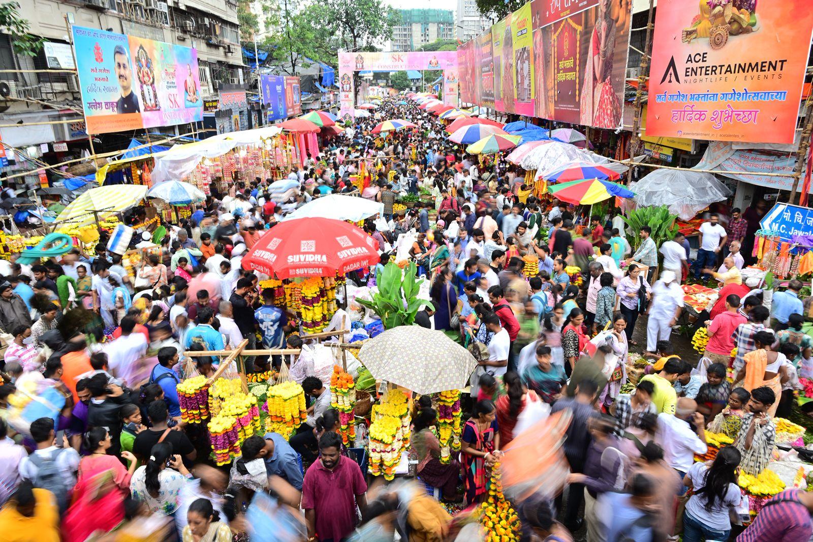 व्यापारियों का कहना है कि भारी बारिश के कारण आपूर्ति पर असर पड़ा है, वहीं गणेशोत्सव की वजह से मांग कई गुना बढ़ गई है. 