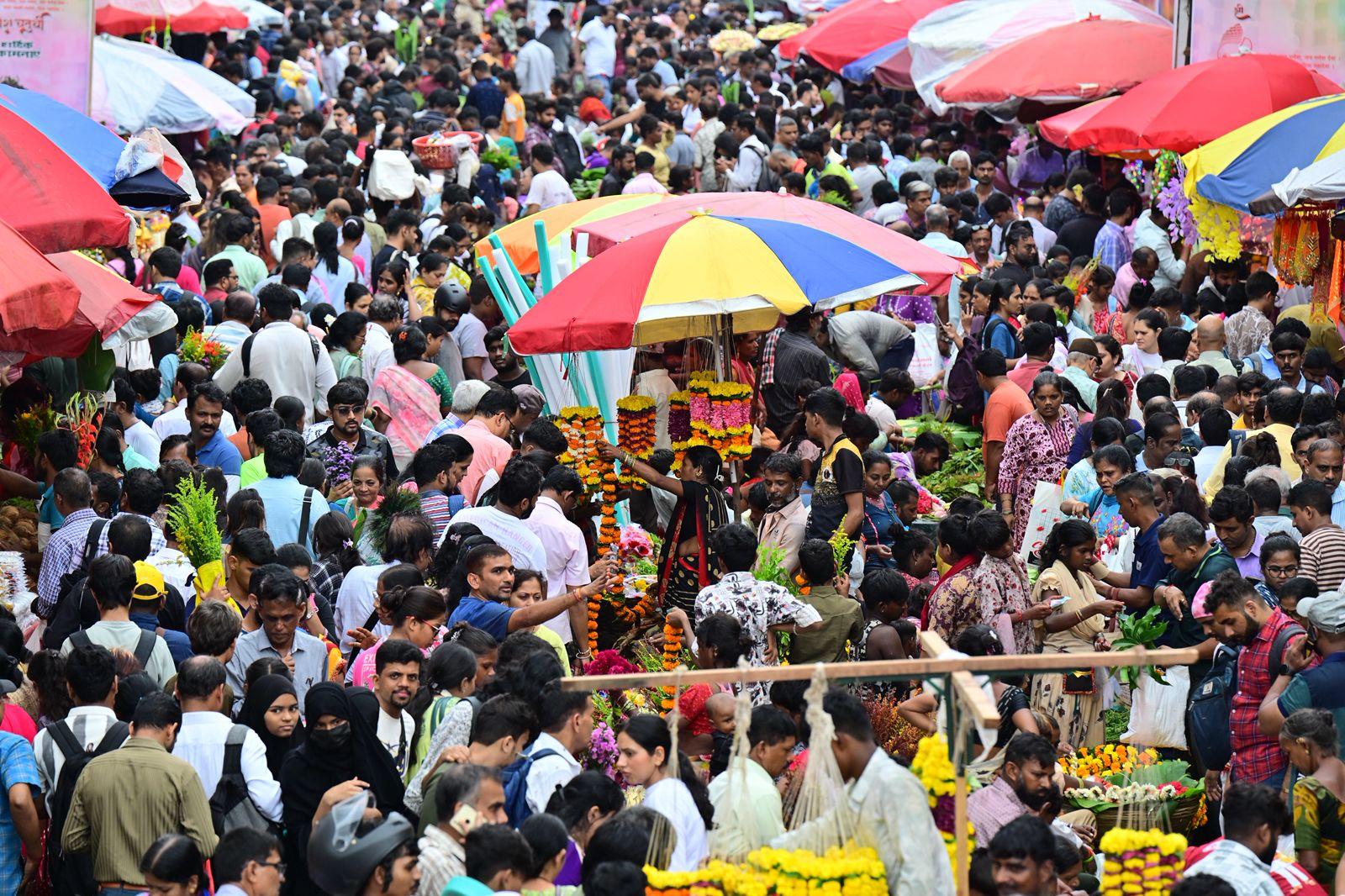 सामान्य दिनों में ये फूल 30–40 रुपये किलो आसानी से मिल जाते हैं.