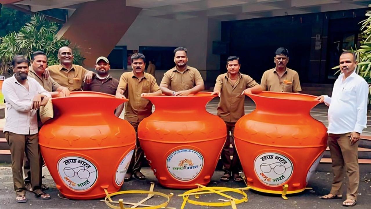 डोंबिवली के सावित्रीबाई फुले नाट्य मंदिर में विसर्जन के लिए बड़े बर्तन