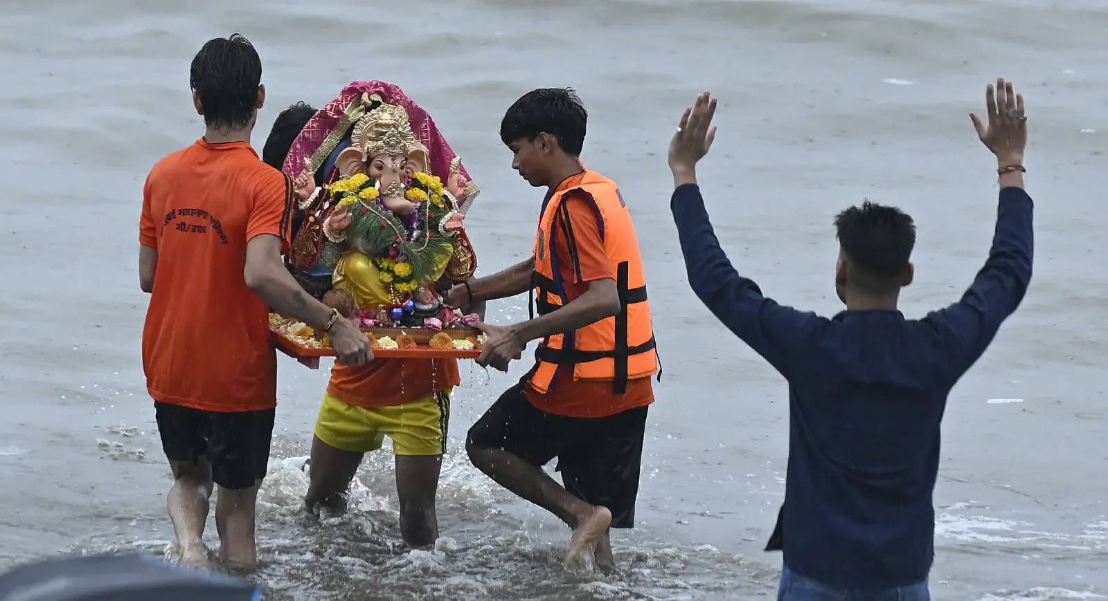 शाम ढलते ही जब ढोल-ताशों की गूंज के बीच प्रतिमाओं को समुद्र की लहरों के हवाले किया गया, तो वातावरण गमगीन लेकिन आशा से भरा नजर आया. भक्तों ने folded hands के साथ बप्पा से अगले साल जल्दी आने की प्रार्थना की.