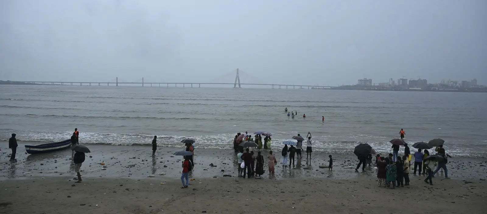कहीं पारंपरिक ढोल-ताशों की थाप गूंज रही थी तो कहीं बैंड-बाजों के साथ भक्तगण नाचते-गाते बप्पा को विदा कर रहे थे. बारिश की बूंदों और भक्तों के आंसुओं ने मानो मिलकर बप्पा को भावभीनी विदाई दी.