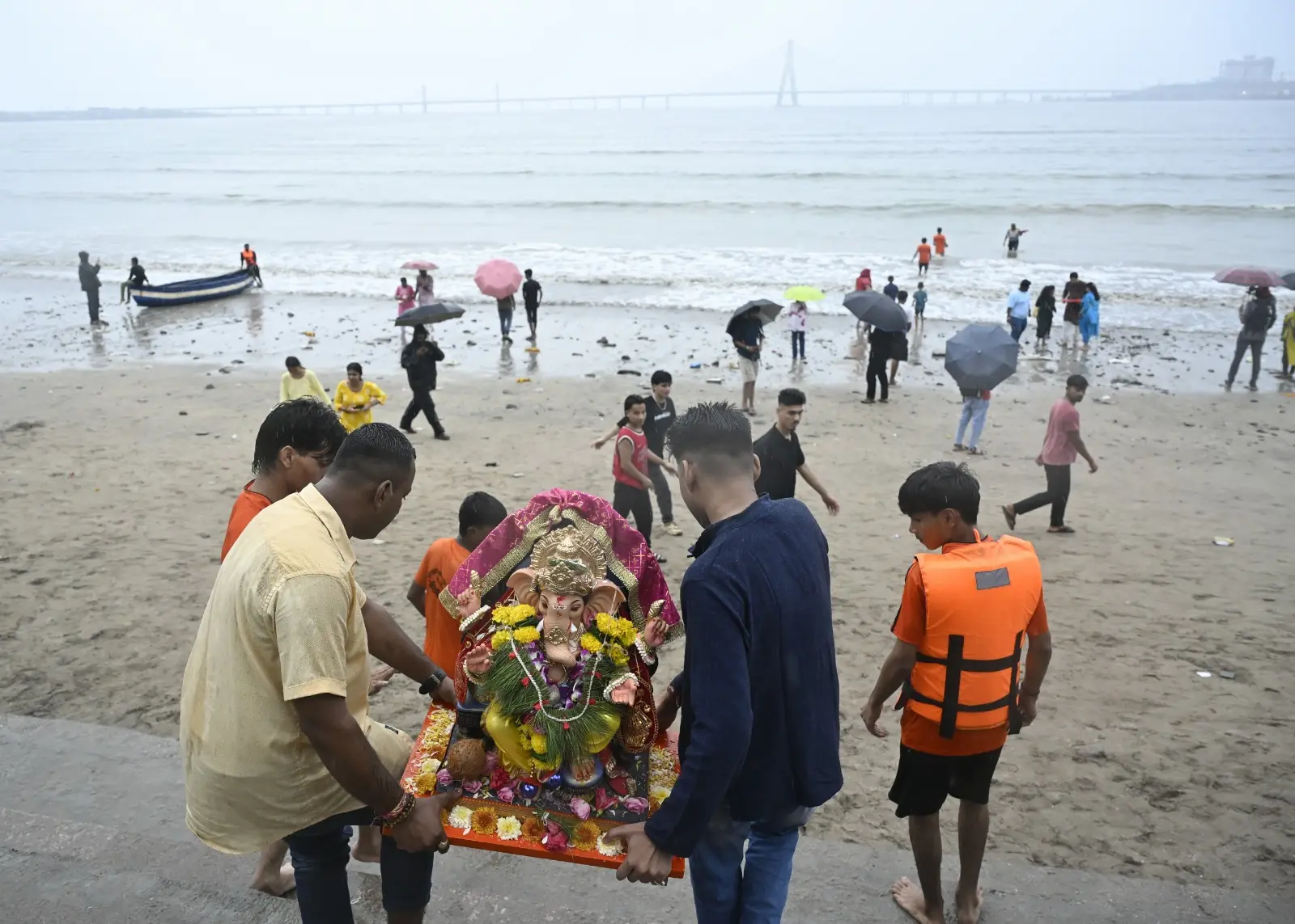 इस साल दादर चौपाटी पर इको-फ्रेंडली गणेश प्रतिमाओं की संख्या भी बढ़ी है. कई भक्तगणों ने शादू मिट्टी और प्राकृतिक रंगों से बनी प्रतिमाओं का विसर्जन किया ताकि समुद्री प्रदूषण कम हो. 