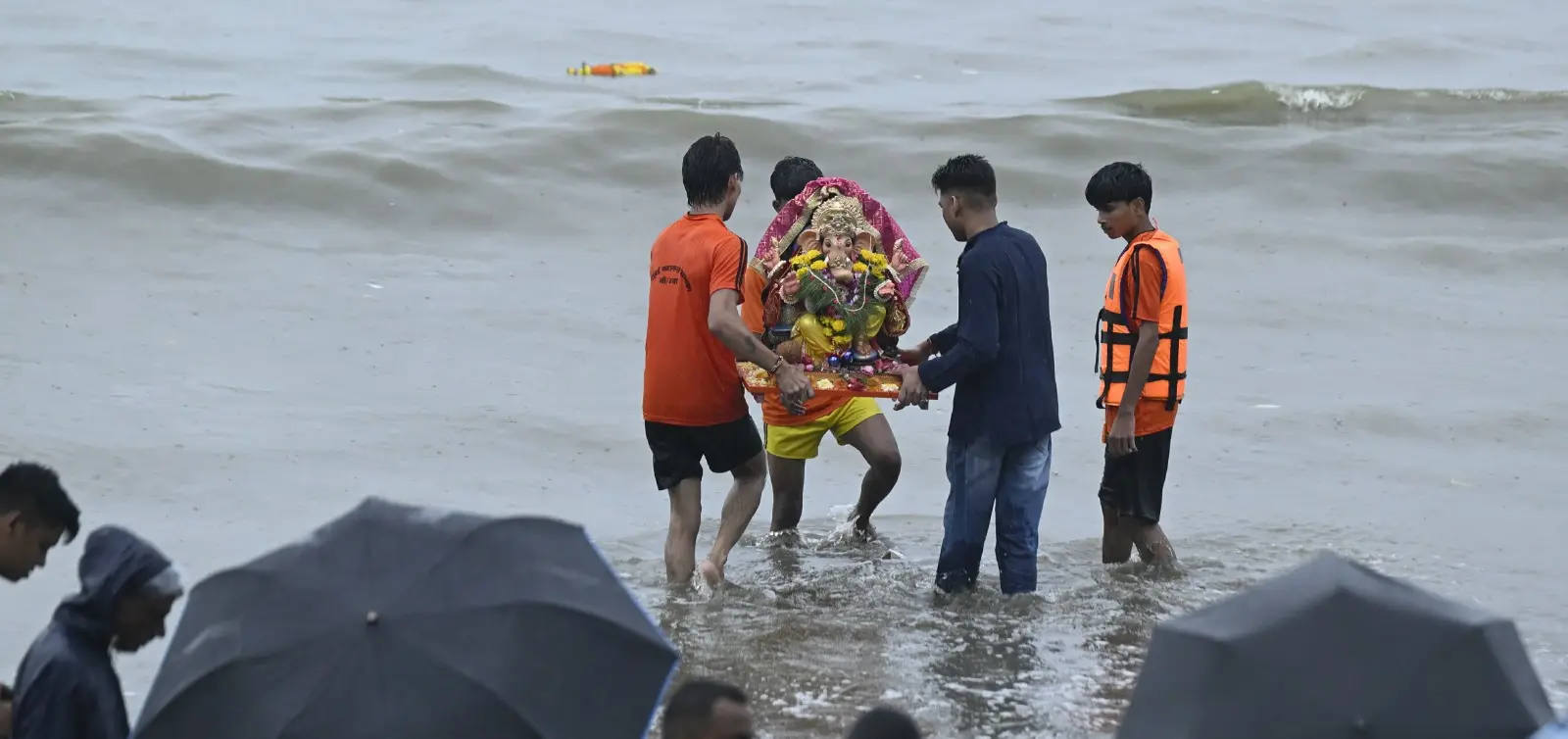 कई श्रद्धालुओं ने कहा कि डेढ़ दिन का गणेशोत्सव भले ही छोटा हो, लेकिन आस्था और आनंद में कोई कमी नहीं रहती. “बप्पा घर में आते हैं तो माहौल पूरी तरह बदल जाता है. अब जब उन्हें विदा कर रहे हैं तो मन भावुक है, लेकिन विश्वास है कि वे अगले साल और सुख-समृद्धि लेकर लौटेंगे,” एक भक्त ने कहा.