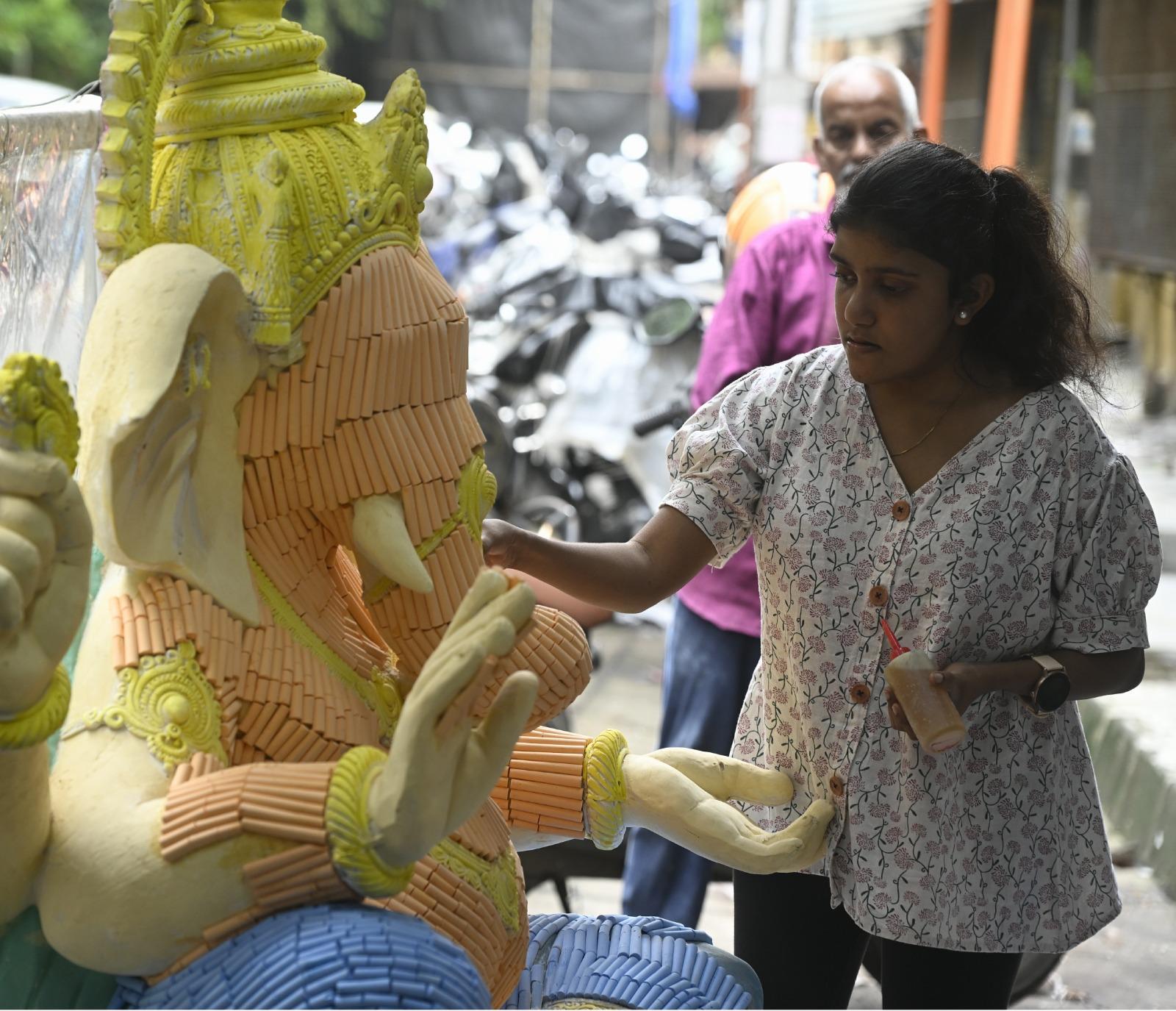 गणेशोत्सव के दौरान लालबाग का राजा और अन्य प्रसिद्ध मंडल देश-विदेश से लाखों श्रद्धालुओं को आकर्षित करते हैं. ऐसे में इन कार्यशालाओं में कलाकारों की व्यस्तता चरम पर रहती है. 