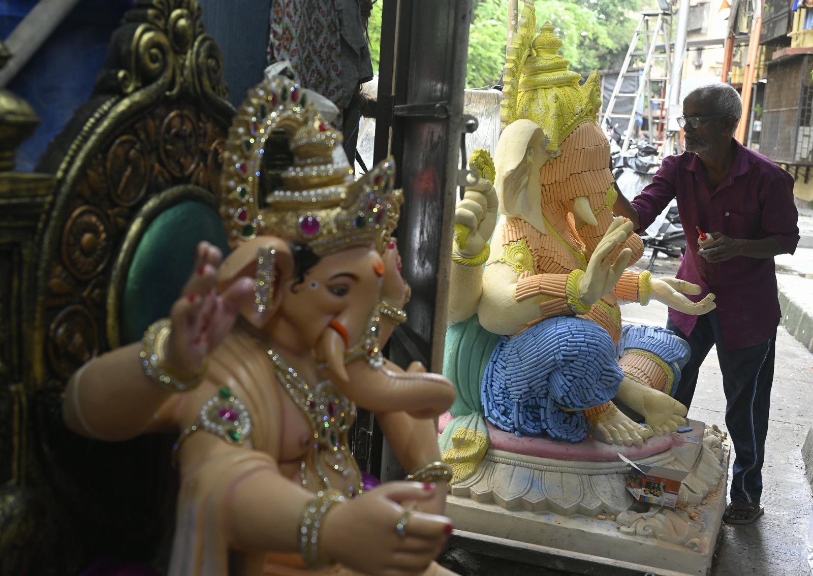 कुछ प्रतिमाएं पर्यावरण के अनुकूल (शाडू माटी से बनी) हैं, जिन्हें पानी में आसानी से विसर्जित किया जा सकता है. वहीं, बड़ी प्रतिमाओं को बनाने में महीनों का समय और विशेष मेहनत लगती है. 