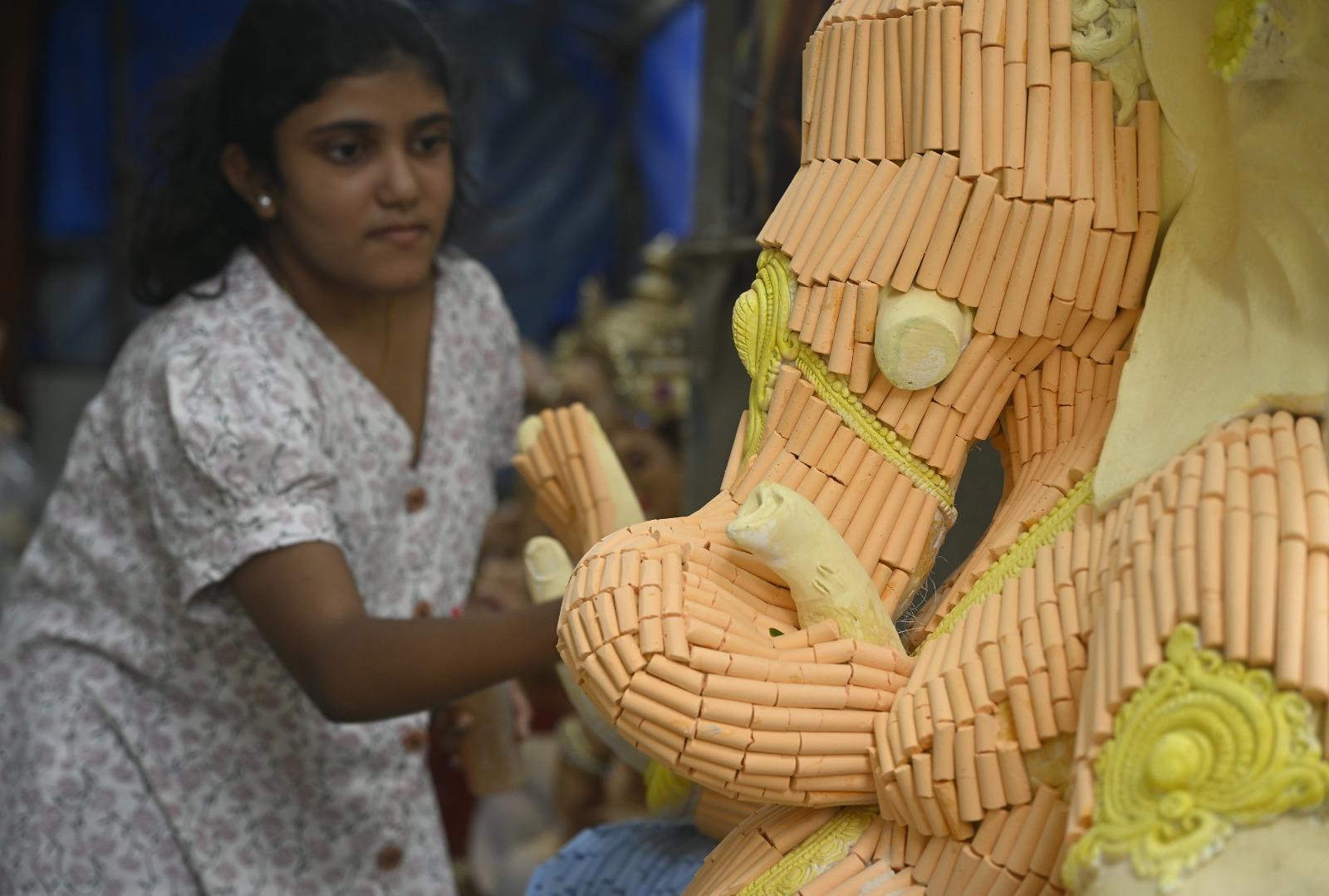 ऐसे में गणेश मंडलों और घरों में स्थापित होने वाली प्रतिमाओं की मांग तेजी से बढ़ी है. लालबाग की कार्यशालाओं का विशेष महत्व है क्योंकि यहाँ बनने वाली प्रतिमाएँ अपनी कलात्मकता, जीवंत भाव और भव्यता के लिए जानी जाती हैं.