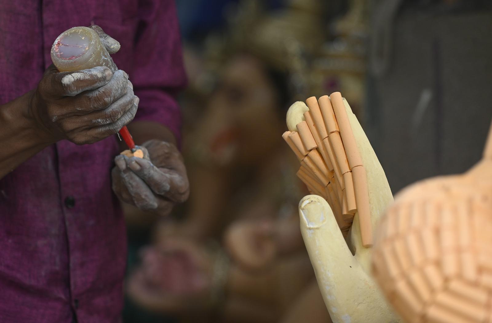 कार्यशाला में हो रही तैयारियों को देखकर साफ है कि मुंबई इस बार भी दस दिवसीय उत्सव को पूरे उत्साह, भक्ति और उमंग के साथ मनाने के लिए तैयार है.