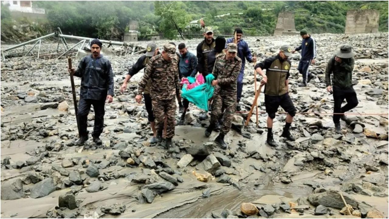 उत्तराखंड में बचाव अभियान के दौरान भारतीय सेना. (तस्वीर/डिफेंस)