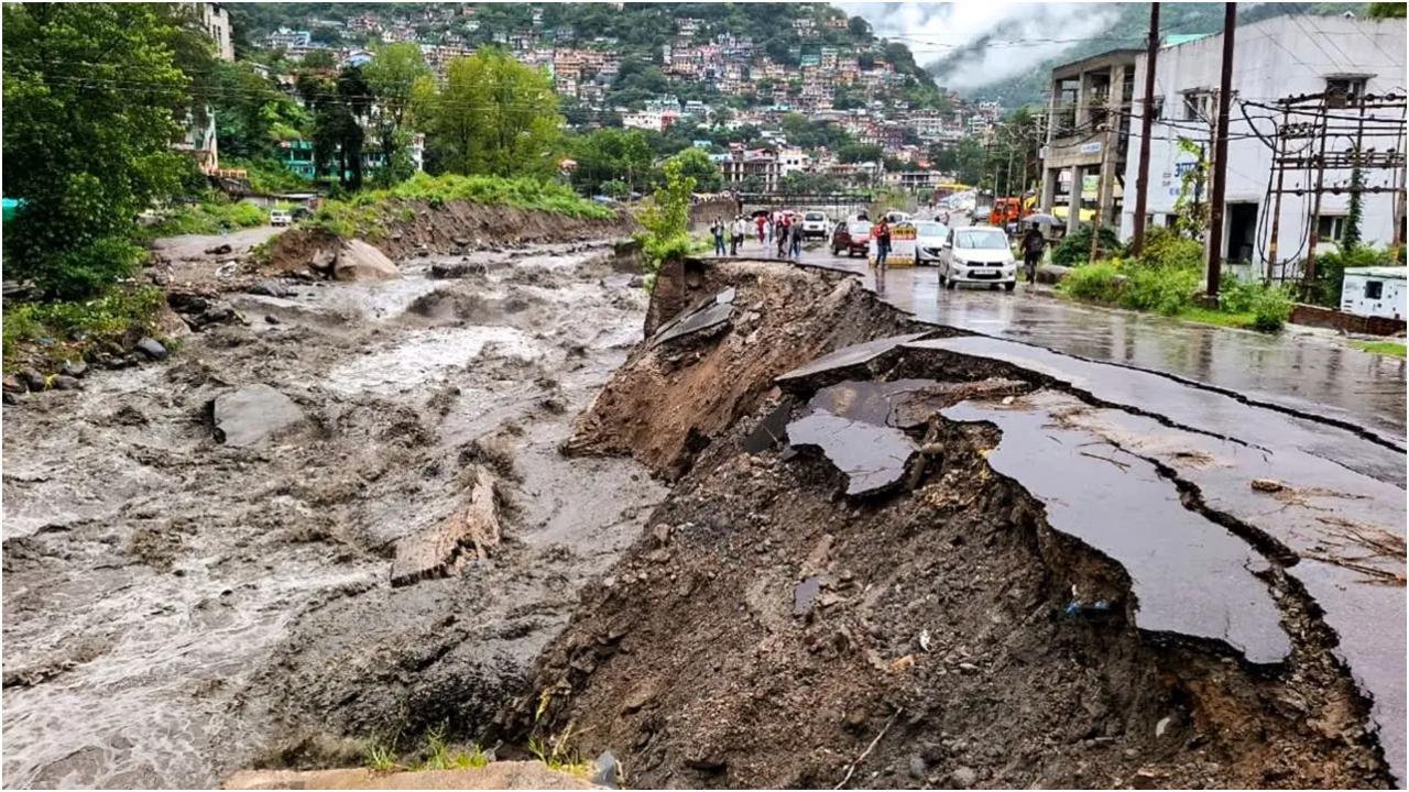 हिमाचल प्रदेश के कुल्लू ज़िले में बादल फटने के बाद क्षतिग्रस्त सड़क. तस्वीर/पीटीआई