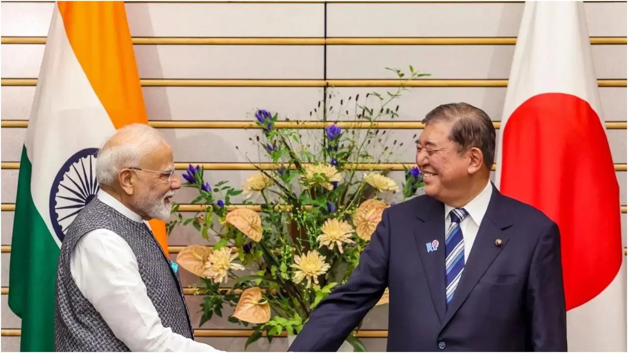 15वें भारत-जापान वार्षिक शिखर सम्मेलन के दौरान प्रधानमंत्री नरेंद्र मोदी अपने जापानी समकक्ष शिगेरु इशिबा के साथ. तस्वीर/पीटीआई