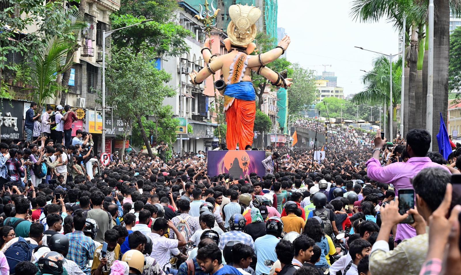 मूर्ति की ऊंचाई और शिल्पकारी ने वहां मौजूद हर श्रद्धालु को मंत्रमुग्ध कर दिया. मूर्ति को एक विशेष सजे हुए वाहन में रखा गया था, जिसे फूलों और रोशनी से सजाया गया था.