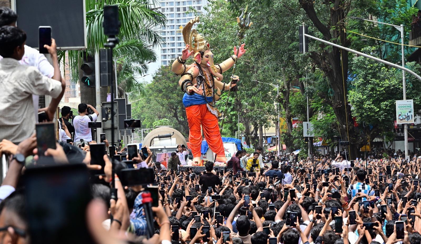 इस दौरान महिलाएं, पुरुष और बच्चे पारंपरिक परिधानों में शामिल हुए और बप्पा के स्वागत में नाचते-गाते चल पड़े.