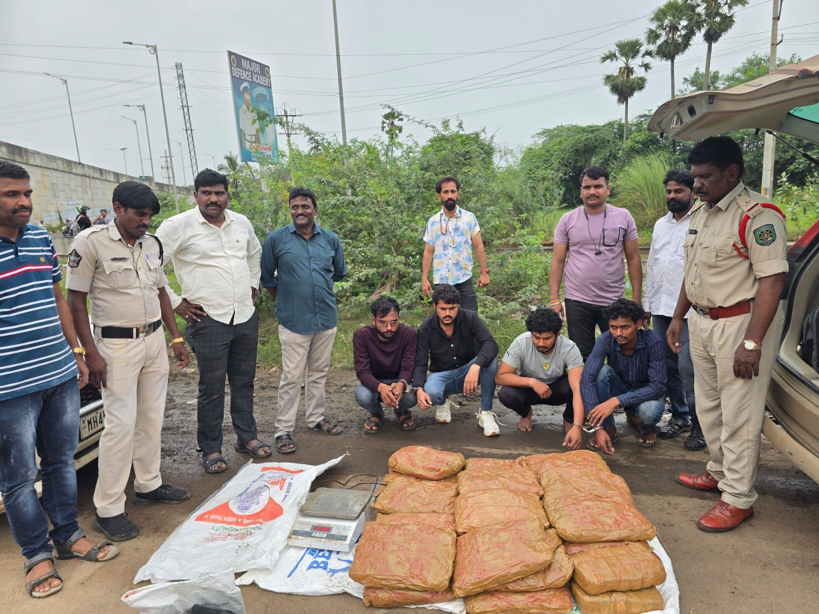 इस सूचना पर त्वरित कार्रवाई करते हुए अंबिवली रेलवे स्टेशन के पास जाल बिछाया गया, जहाँ वाहनों के जरिए गांजा ले जा रहे तीन आरोपियों को रंगे हाथ पकड़ लिया गया.