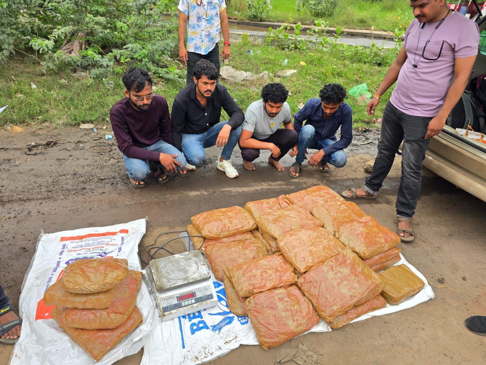 इसके बाद पुलिस ने कई छापेमारी अभियान चलाए और पूछताछ के आधार पर धीरे-धीरे पूरे नेटवर्क का भंडाफोड़ किया. कुल मिलाकर 13 लोगों को गिरफ्तार किया गया. आरोपियों से 115 किलोग्राम गांजा के अलावा दो मोटरसाइकिल, दो ऑटोरिक्शा, एक बुलेट मोटरसाइकिल, तौलने की मशीनें, पैकिंग सामग्री और मोबाइल फोन भी बरामद किए गए.