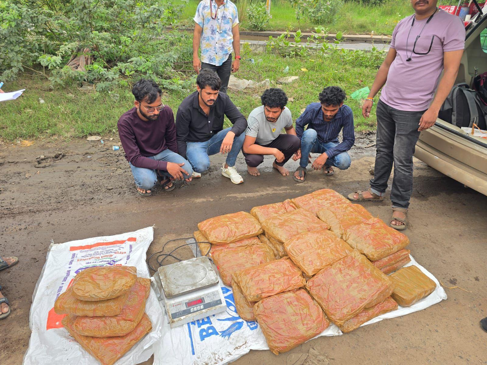 पुलिस अधिकारियों ने बताया कि यह गिरोह आंध्र प्रदेश से गांजा लाकर महाराष्ट्र में सप्लाई करता था. उनका नेटवर्क मुंबई महानगर क्षेत्र सहित आसपास के शहरों तक फैला हुआ था. गिरफ्तारी से पहले आरोपी बड़े पैमाने पर गांजा की खेप मुंबई में पहुंचाने की तैयारी कर रहे थे.
