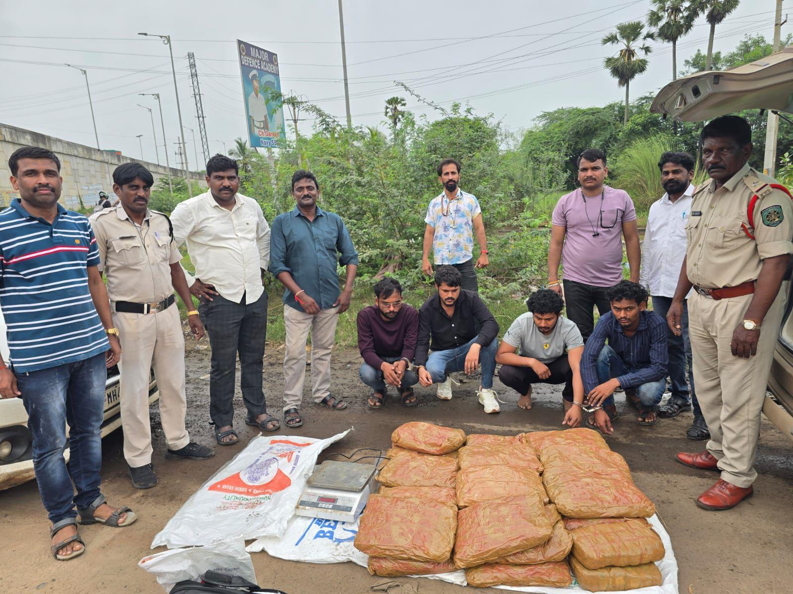 इस पूरी कार्रवाई का नेतृत्व डीसीपी ज़ोन 3 अतुल ज़ेंडे ने किया. इसमें ठाणे क्राइम ब्रांच, एंटी-नारकोटिक्स सेल और कई स्थानीय पुलिस थानों की टीमों ने हिस्सा लिया. पुलिस का कहना है कि यह संगठित गिरोह लंबे समय से सक्रिय था और नियमित रूप से महाराष्ट्र में गांजा की आपूर्ति करता था. फिलहाल आगे की जांच जारी है और अन्य संभावित आरोपियों की तलाश की जा रही है.